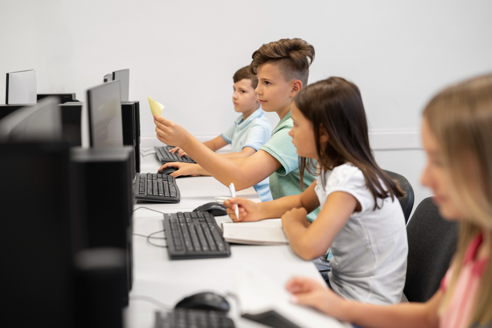 Studenti SSPŠaG pomáhají učitelům základních škol s výukou informatiky